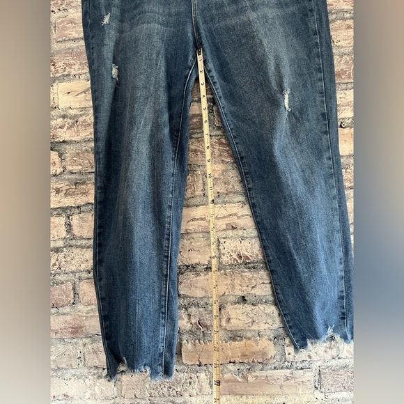 Nicole Miller SoHo high rise ankle skinny    Blue Jeans. Slightly distressed - Picture 3 of 8